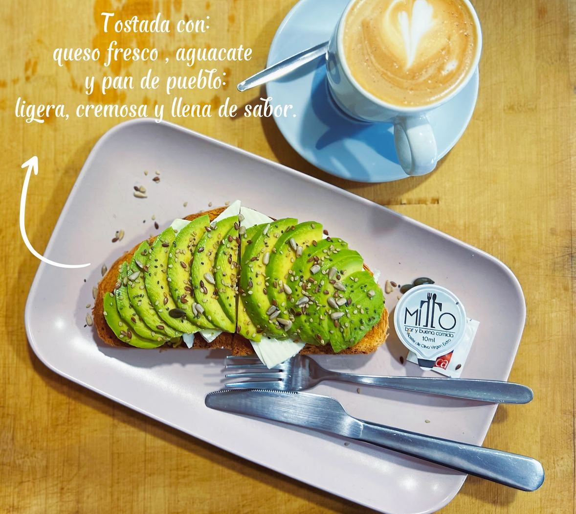 Tostada de aguacate y queso fresco con semillas de girasol